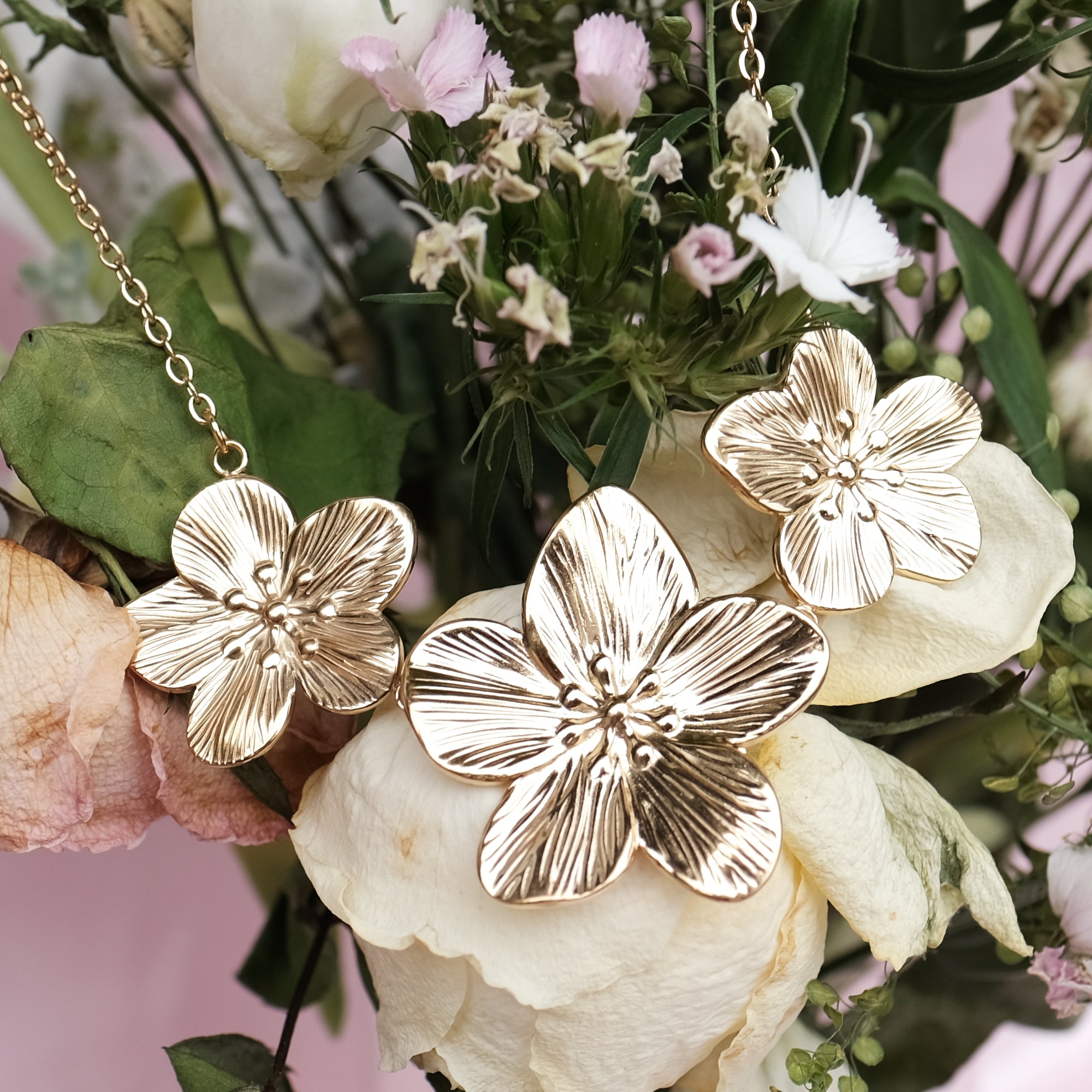 Hawaiian Flowers Gorgeous Necklace - 18k gold covered 5 times on stainless steel