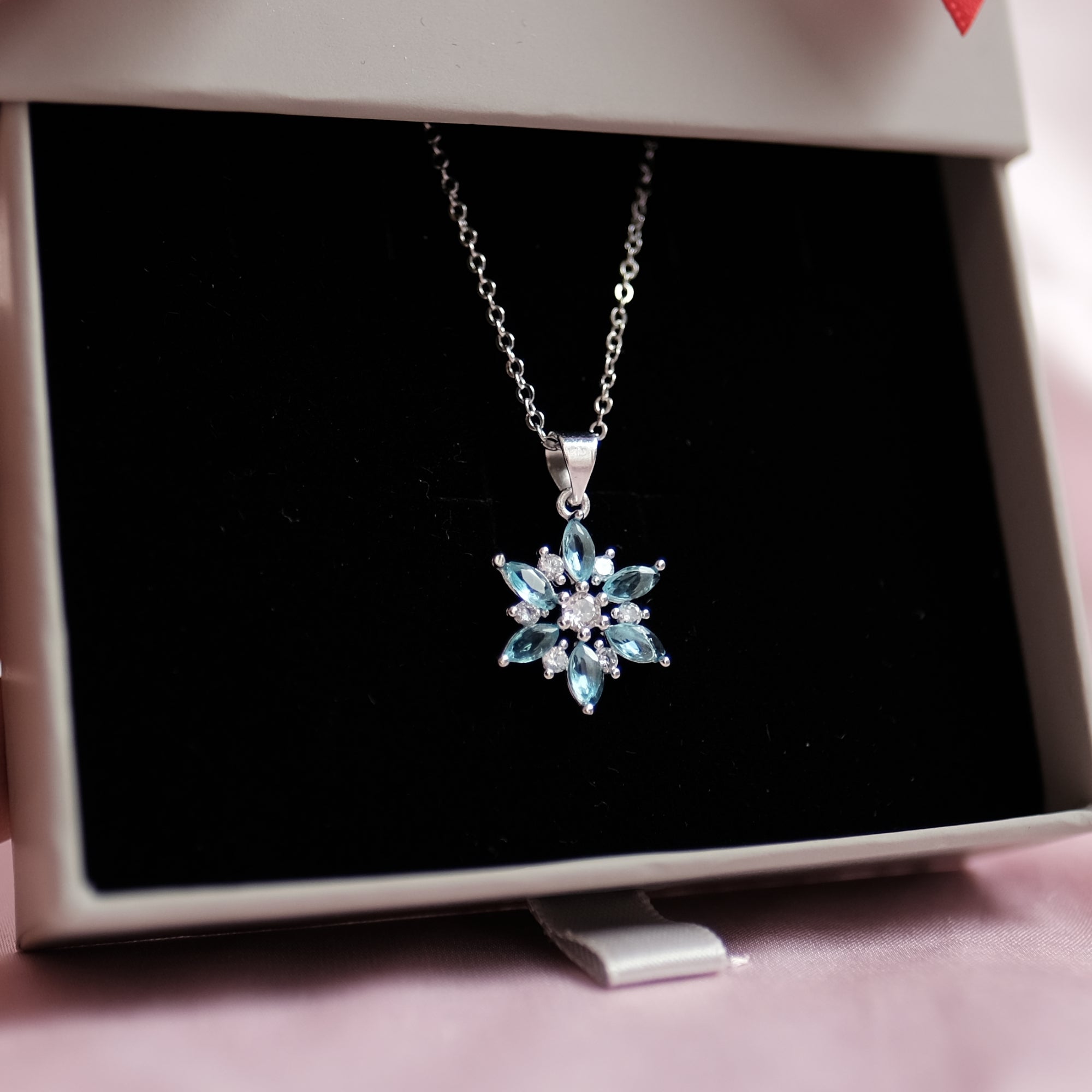 MOKMOK JEWELRY Glistening Frost Silver Snowflake Necklace