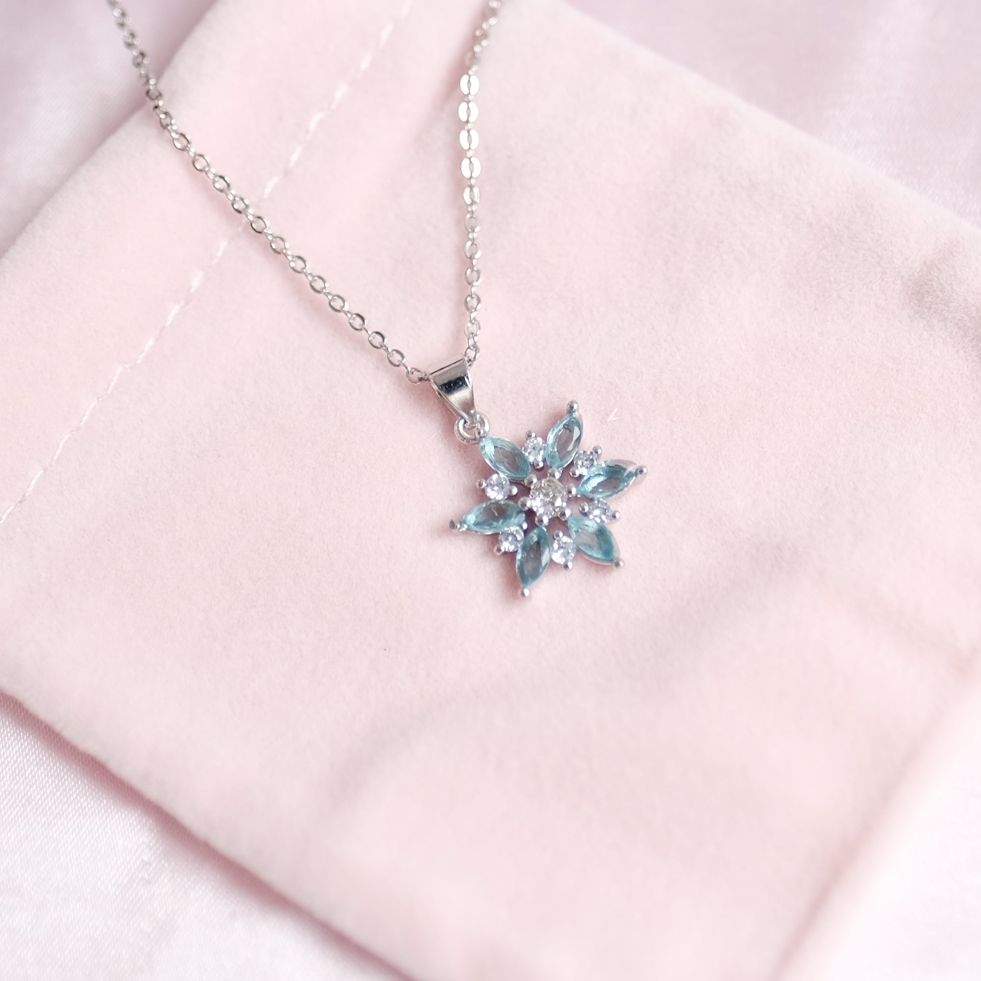 MOKMOK JEWELRY Glistening Frost Silver Snowflake Necklace