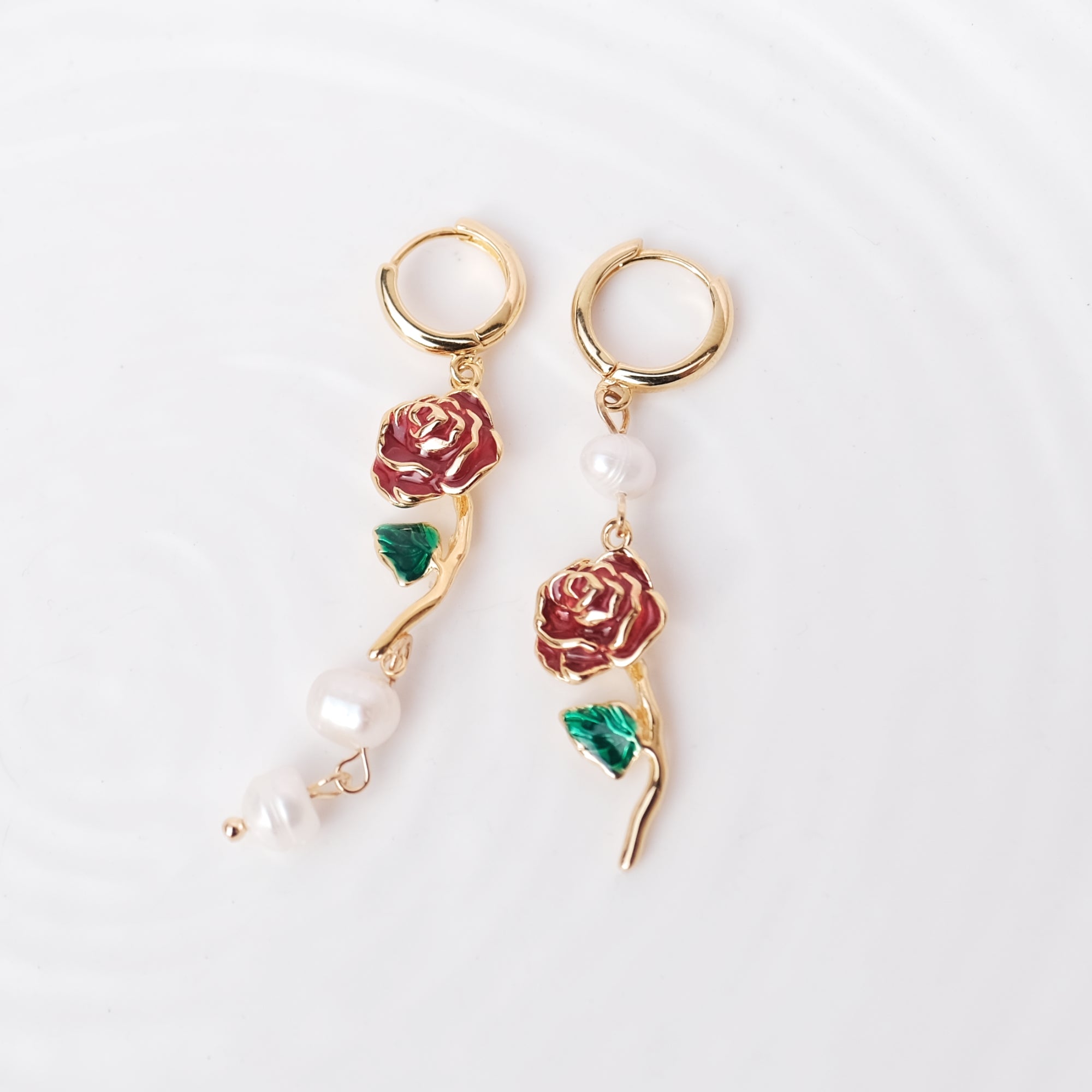 18k gold la vie en rose pearl hoop earrings