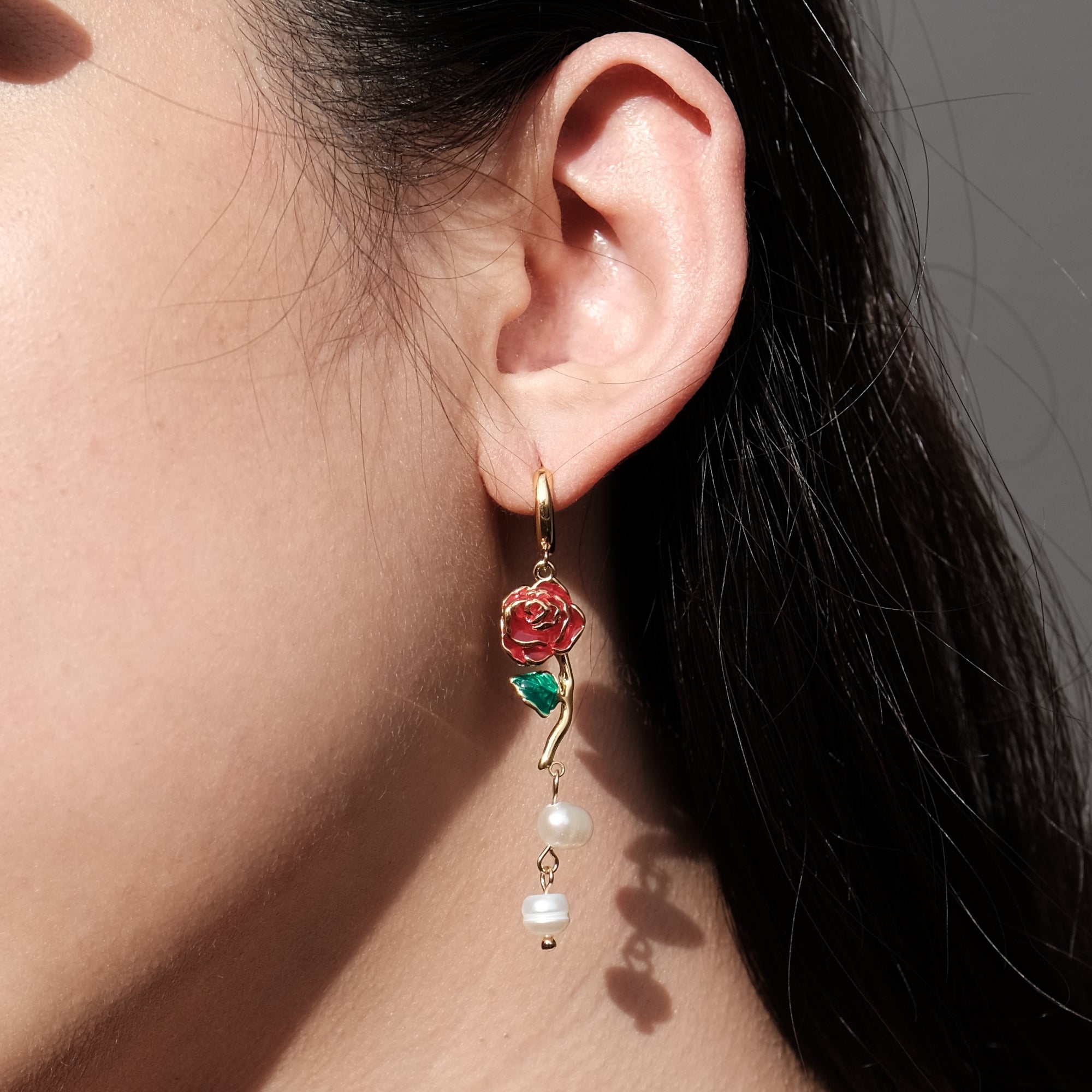 18k gold la vie en rose pearl hoop earrings