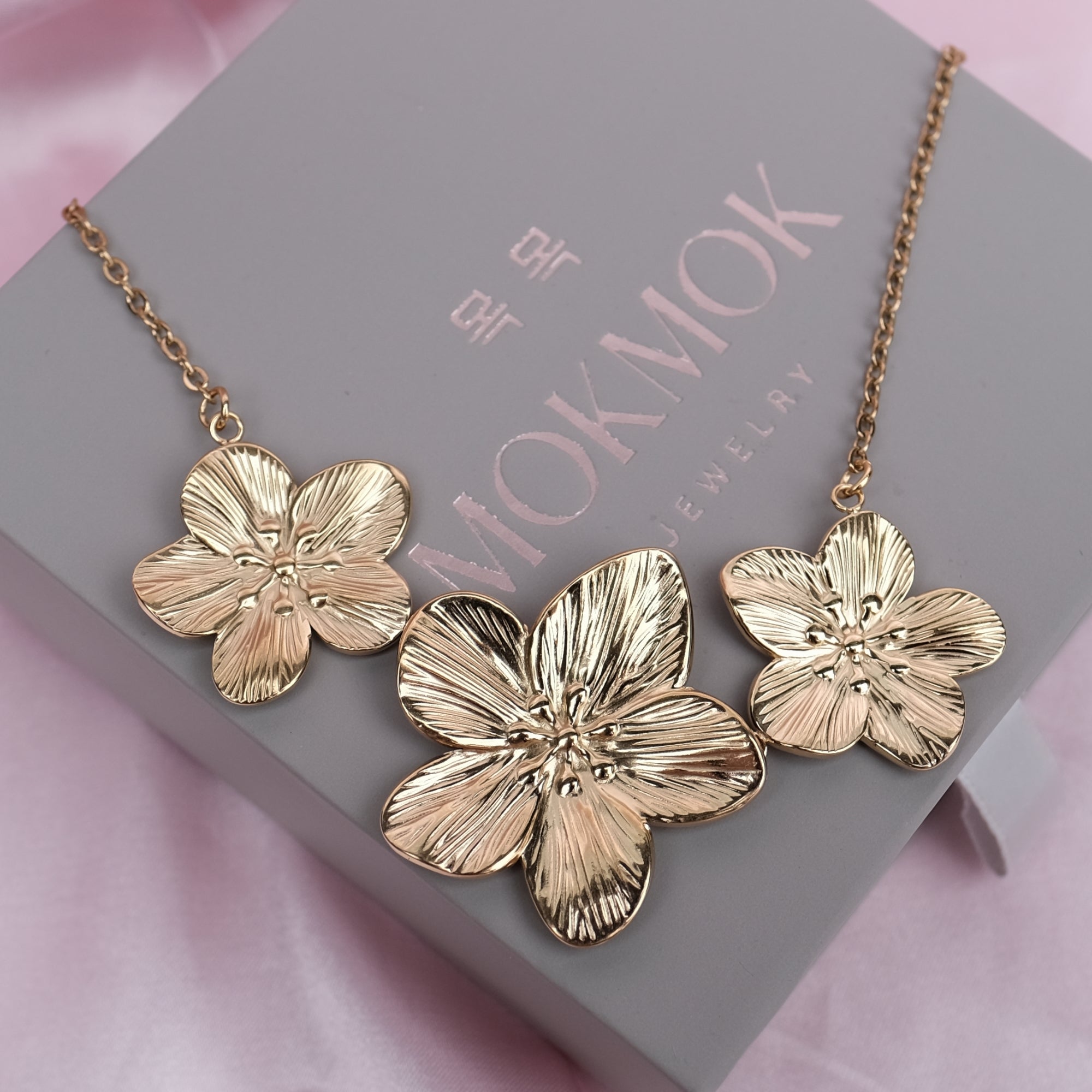 Hawaiian Flowers Gorgeous Necklace - 18k gold covered 5 times on stainless steel