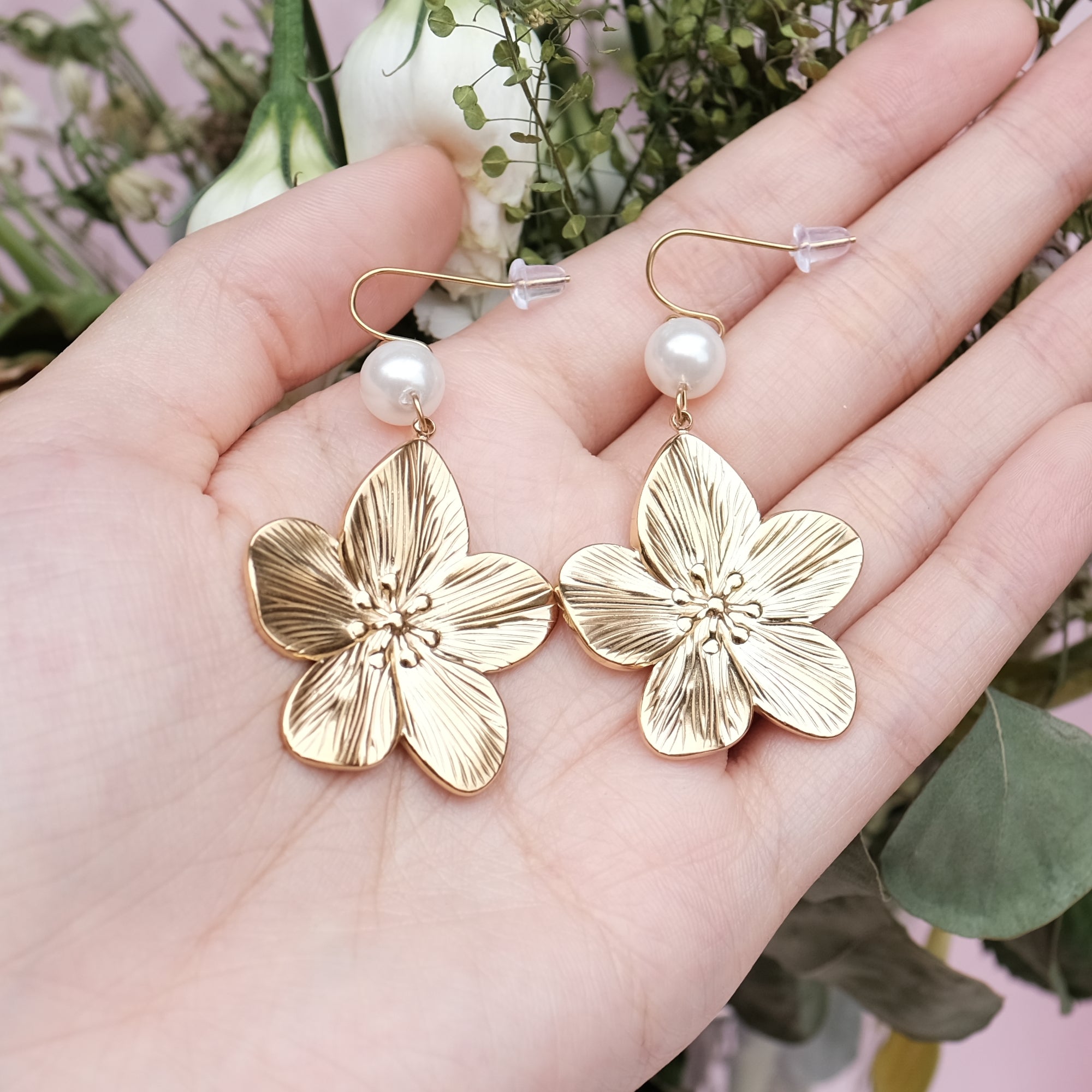 Hawaiian Flowers Pearl Dangly Gorgeous Earrings - 18k gold covered on stainless steel