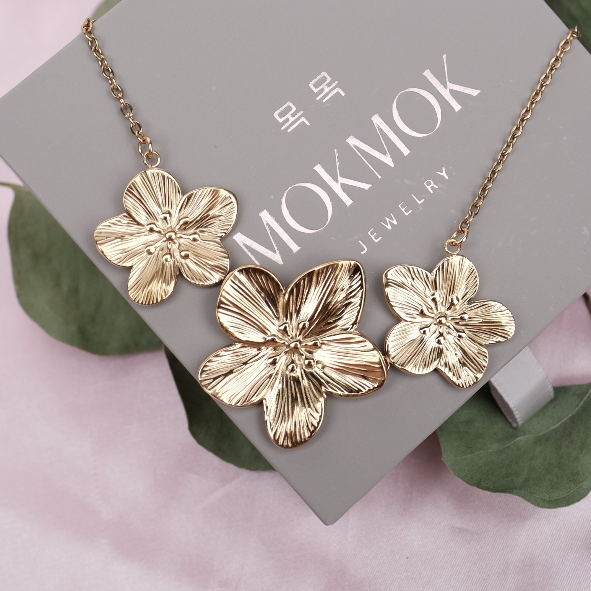 Hawaiian Flowers Gorgeous Necklace - 18k gold covered 5 times on stainless steel