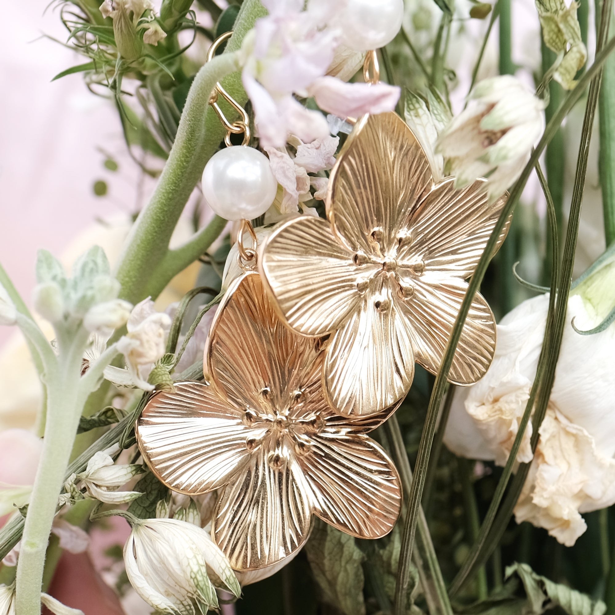 Hawaiian Flowers Pearl Dangly Gorgeous Earrings - 18k gold covered on stainless steel